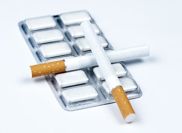 Stosowanie nikotynowych gum do żucia i plastrów nie zwiększa szans rzucenia palenia /&copy; Panthermedia