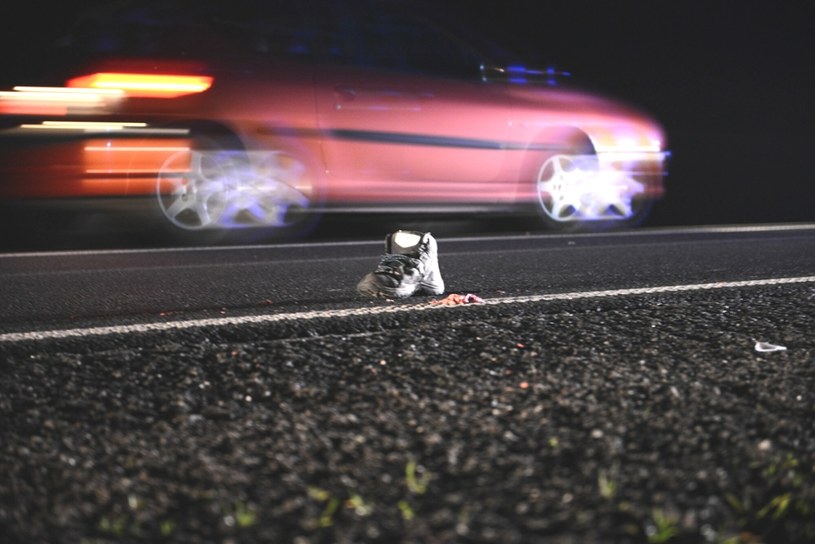 Stosowanie odblasków zwiększa bezpieczeństwo na drogach. /Adam STASKIEWICZ/East News /Informacja prasowa