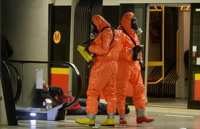 Stosowne służby uczestniczą w pozorowanym ataku terrorystycznym z użyciem substancji toksycznej w wagonach metra i na peronie stacji metra Stadion Narodowy w Warszawie /Bartłomiej Zborowski /PAP