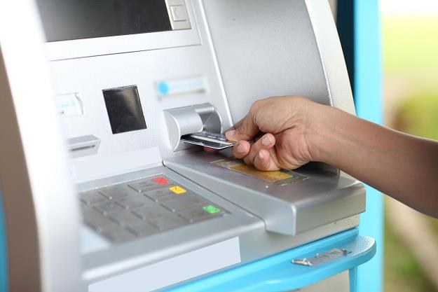Stosuj podwyższoną ostrożność przy używaniu bankomatów, których nie znasz /&copy;123RF/PICSEL