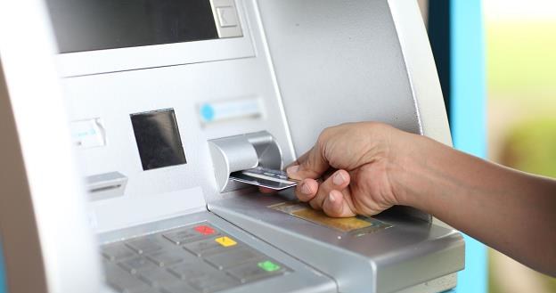 Stosuj podwyższoną ostrożność przy używaniu bankomatów, których nie znasz /&copy;123RF/PICSEL