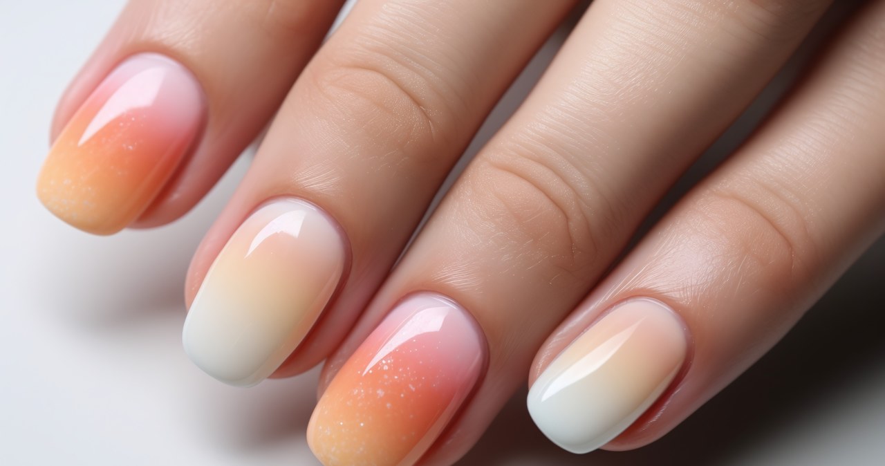 Stosując cienie do powiek na paznokcie mamy nieograniczone możliwości mieszania kolorów. Powstający manicure jest więc zawsze unikalny. /Pixel