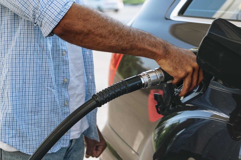 Stosując zasady ekonomicznej jazdy można ograniczyć wysokość rachunków za paliwo /123RF/PICSEL
