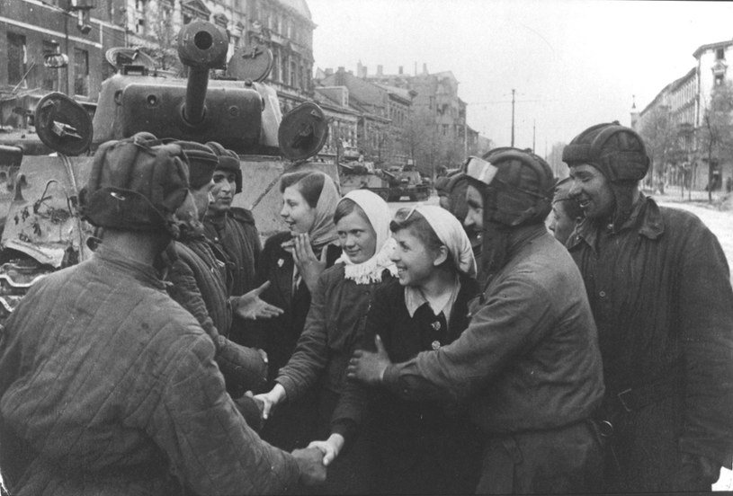 Stosunek żołnierzy radzieckich do cywilnych berlińczyków w rzeczywistości nie był tak przyjazny, jak można by wywnioskować z propagandowych zdjęć /East News