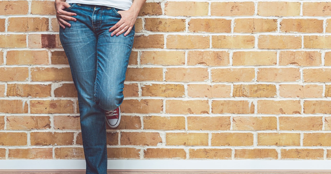 Stovepipe jeans pasują każdemu. Wydłużają optycznie nogi i są bardzo wygodne. /Pixel