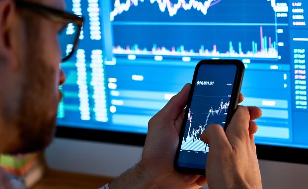 Stracił ponad 50 tys. Myślał, że inwestuje w krytpowaluty  