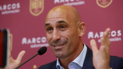 Stracił posadę przez pocałunek. Prezes piłkarskiej federacji Hiszpanii zrezygnował