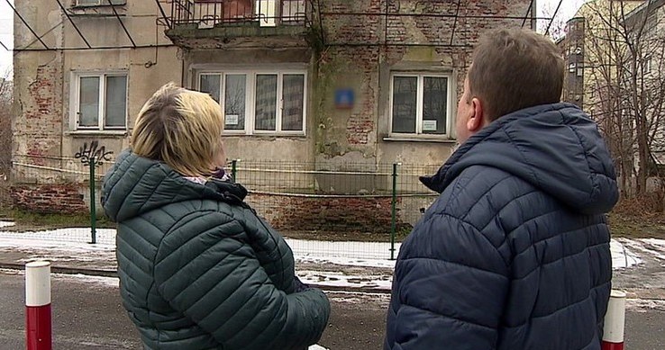 Stracili dom. Drzwi i okna zabito płytami... /Polsat News