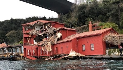 Stracili kontrolę nad frachtowcem. Ogromny statek zdewastował historyczną posiadłość