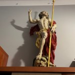 Stracili wiele, ale nie nadzieję. Uratowana rzeźba im o tym przypomina