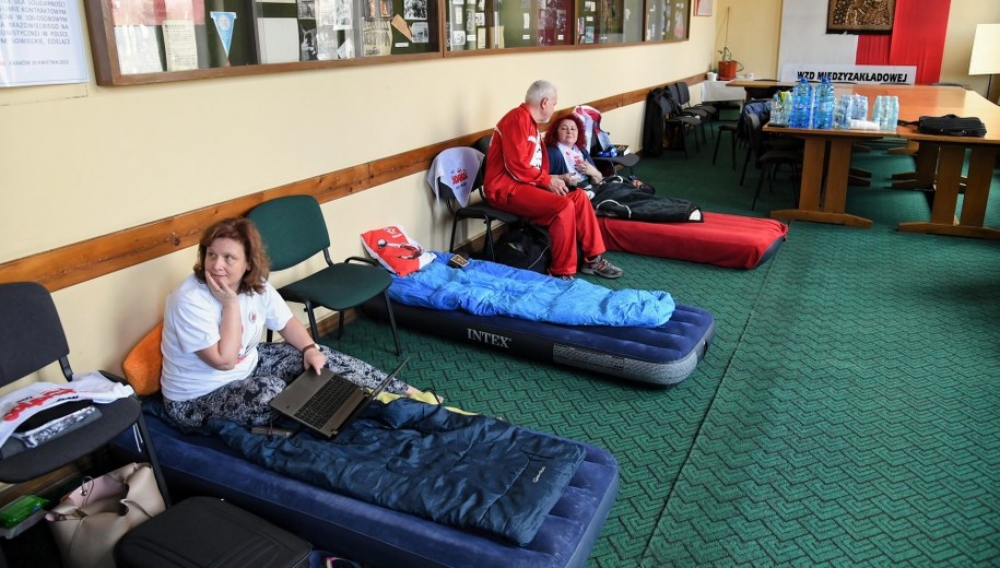 Strajk głodowy w kuratorium /	Jacek Bednarczyk   /PAP