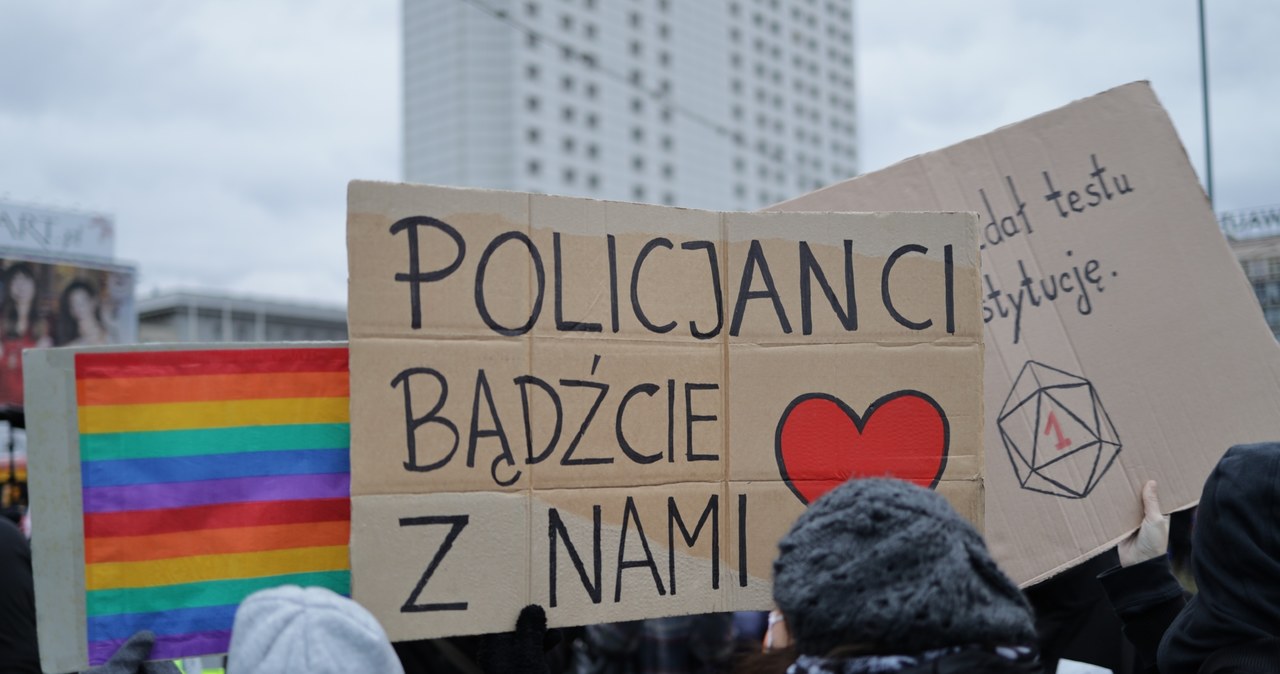 Strajk Kobiet: Manifestacja w Warszawie. "Przepraszamy za utrudnienia, mamy rząd do obalenia"