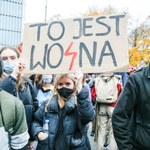 Strajk kobiet: "Osiem gwiazd (wojna)" podbija sieć. Kim jest Karol Krupiak?