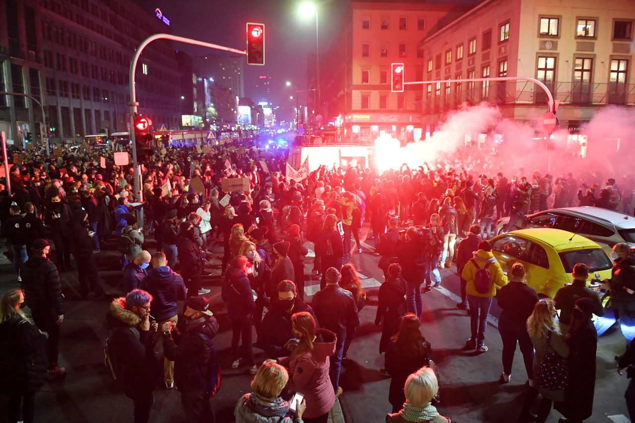 Strajk Kobiet: Policja użyła gazu wobec protestujących na placu Powstańców Warszawy