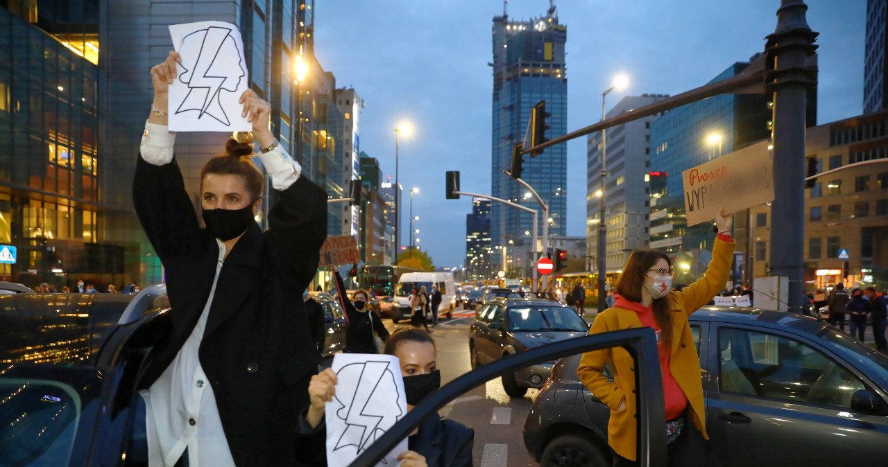 Strajk kobiet: Pracownik ABW potrącił protestujące i zbiegł. Dostanie grzywnę 