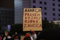 Strajk Kobiet w Warszawie: Przeciw zakazowi aborcji protestuje kilka tysięcy ludzi