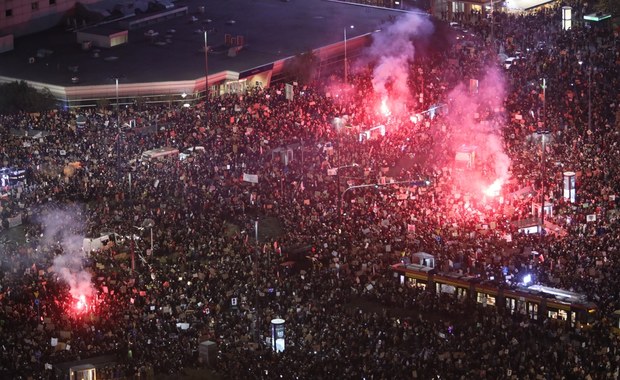Strajk Kobiet. Zamieszki w Warszawie. Ataki na protestujących, ponad 30 osób zatrzymanych