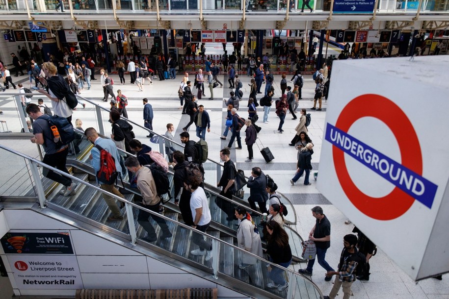 Strajk metra uderza w stolicę Wielkiej Brytanii! Gigantyczne straty, odwołane koncerty i tłumy na przystankach /Tolga Akmen /PAP/EPA