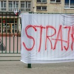 Strajk nauczycieli: Piosenka z gliwickiej szkoły podbija sieć (tekst protest songu "O świecie")