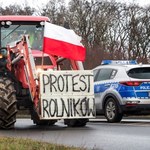 Strajk rolników zablokował drogę. Kobiecie w ciąży pomogła policja 