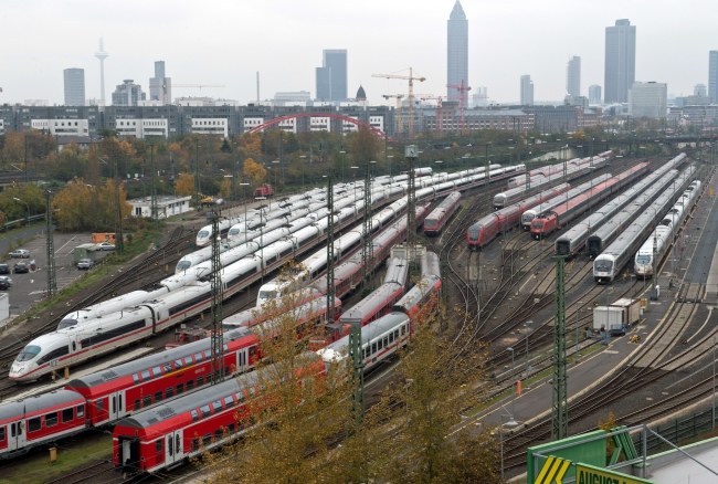 Strajk rozpoczął się w środę /BORIS ROESSLER   /PAP/EPA