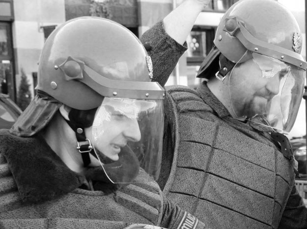 Strajk stłumiło ZOMO (zdjęcie ilustracyjne - na fotografii grupa rekonstrukcyjna w mundurach z epoki) /Agencja FORUM