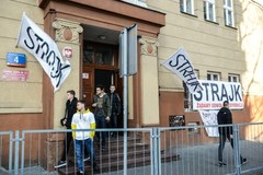 Strajk w warszawskim liceum. "Boimy się, że nasze dzieci nie zdadzą matury"