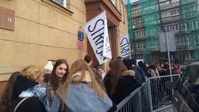 Strajk w warszawskim liceum. "Boimy się, że nasze dzieci nie zdadzą matury"