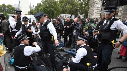 Strajki klimatyczne: Setki zatrzymanych i sparaliżowane miasta