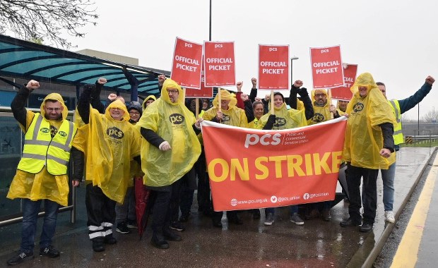 Strajkują brytyjskie lotniska. Co czeka podróżnych? 