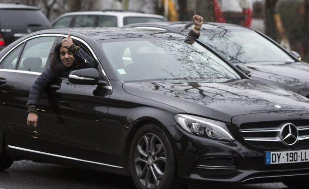 Strajkujący kierowcy firmy Uber blokują dojazd do paryskich lotnisk