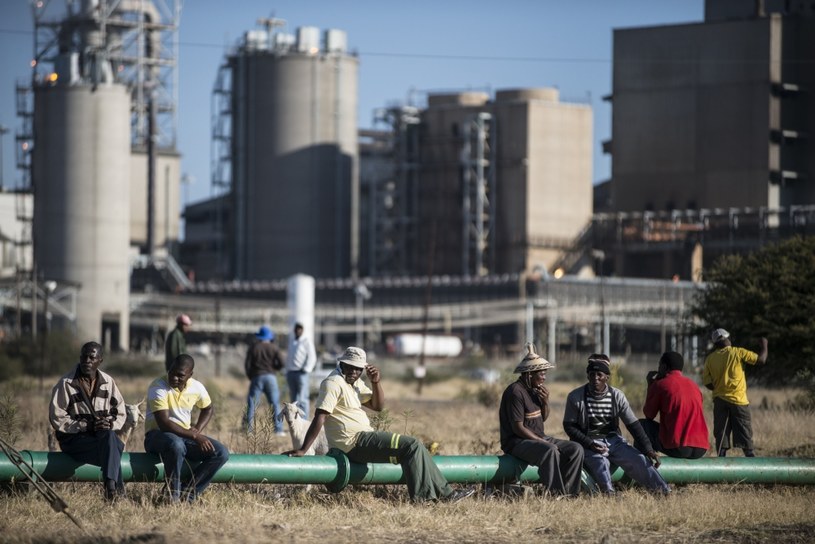 Strajkujący pracownicy Lonmin przy kopalni Marikana w RPA /AFP