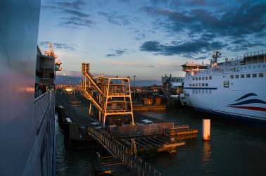 Strajkujący pracownicy promów blokują port w Calais