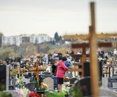 Straszą mandatami na cmentarzach we Wszystkich Świętych. Policja zabrała głos