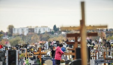 Straszą mandatami na cmentarzach we Wszystkich Świętych. Policja zabrała głos