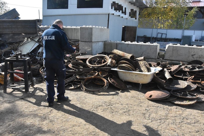 Straty spowodowane przez złodzieja pokryw studzienek oszacowano na ponad 71 tys. złotych /Policja Podkarpacka /Policja