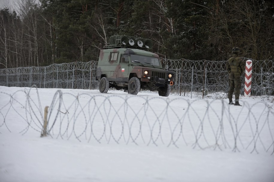 Straż Graniczna i wojsko na obszarze objętym zakazem przebywania w strefie przygranicznej na wysokości Szudziałowa. / 	Marcin Obara  /PAP