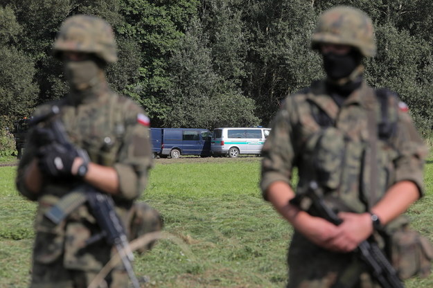 Straż Graniczna i wojsko w pobliżu miejscowości Usnarz Górny / 	Artur Reszko    /PAP