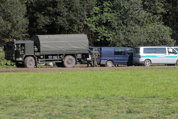 Straż graniczna i wojsko w pobliżu miejscowości Usnarz Górny / 	Artur Reszko    /PAP