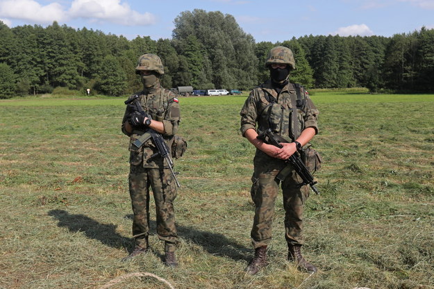 Straż Graniczna i wojsko w pobliżu miejscowości Usnarz Górny. Zdjęcie z 22 sierpnia. / 	Artur Reszko    /PAP