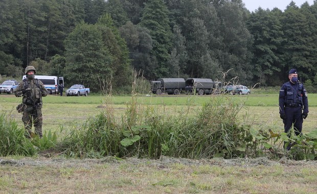 Straż Graniczna: Koczujący na granicy z Polską otrzymali jedzenie. Nie widać osób chorych