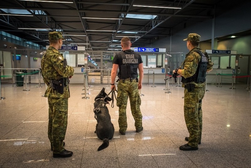 Straż Graniczna na lotnisku /Śląski Oddział Straży Granicznej w Raciborzu /Straż Graniczna