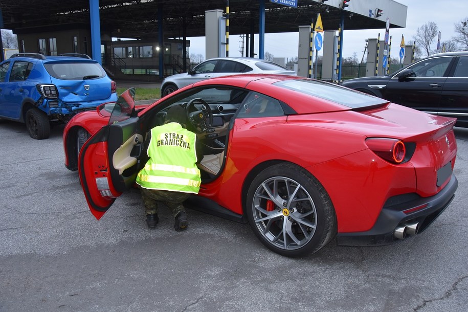 Straż graniczna odzyskała poszukiwane ferrari o wartości 1,2 mln zł /Nadbużański Oddział Straży Granicznej /