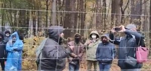 Straż Graniczna publikuje kolejne wideo. "Służby białoruskie nagrywają z cudzoziemcami inscenizowane scenki"