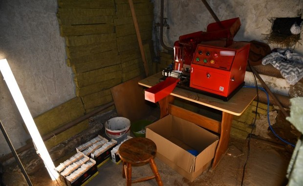 Straż graniczna rozbiła grupę przestępczą podrabiającą papierosy. Zobacz film z akcji