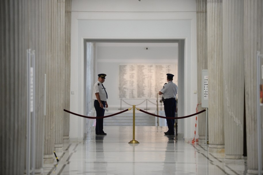 Straż Marszałkowska pilnuje wejścia na salę obrad, podczas zamkniętej niejawnej części posiedzenia Sejmu /Jacek Turczyk /PAP