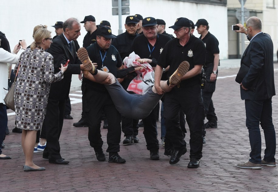 Straż marszałkowska usuwa pikietujących z terenu Sejmu /Radek Pietruszka /PAP