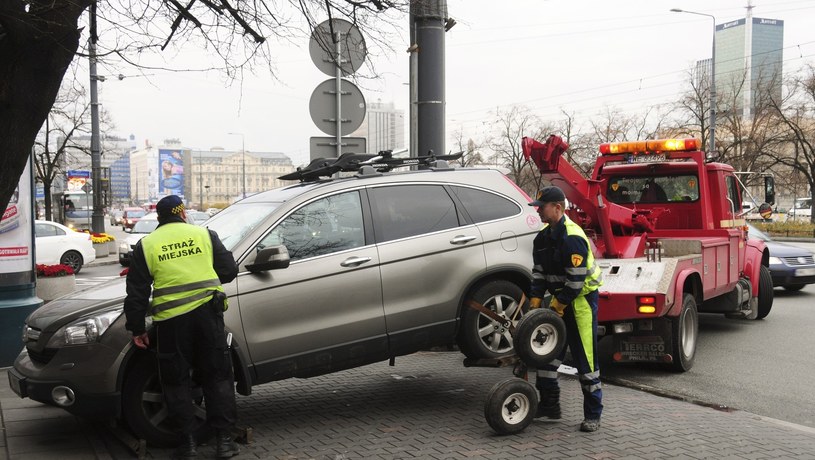 Straż miejska będzie mogła odholować auta w większej ilości przypadków /Włodzimierz Wasyluk /Reporter