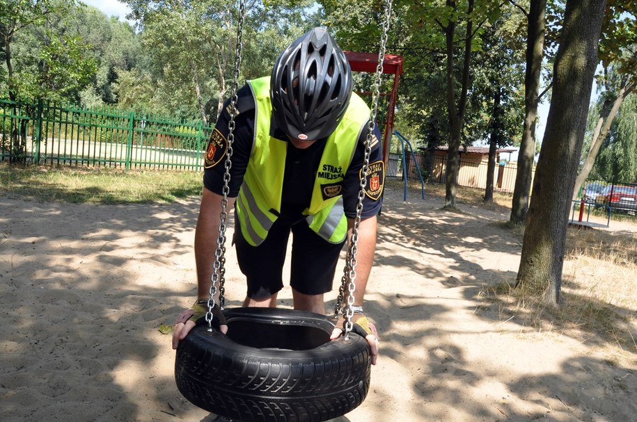 Straż Miejska kontroluje place zabaw w Warszawie /archiwum Straży Miejskiej m.st. Warszawy /Straż Miejska