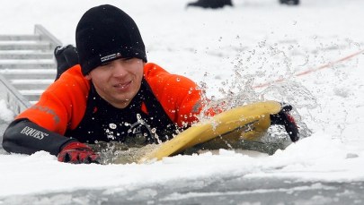 Straż Miejska na lodzie... trenuje swoje umiejętności  ratownicze